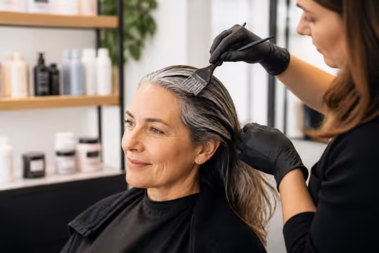 découvrez nos conseils pratiques pour adopter une coloration grise en douceur et sublimer vos cheveux avec élégance.